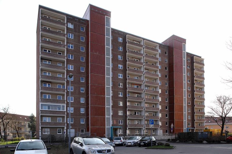... Küche mit Fenster und XXL-Balkon ...